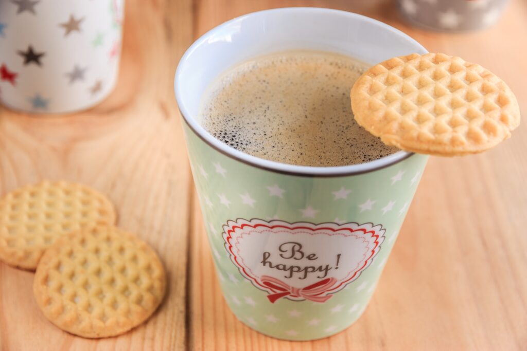 Cozy Pastel Green Coffee Mug Wallpaper with Cookies - Be Happy!
