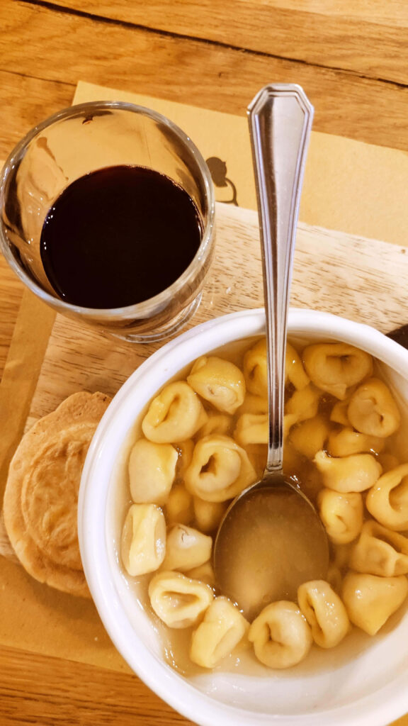 Cozy Tortellini in Brodo Wallpaper: Rustic Breakfast Inspiration