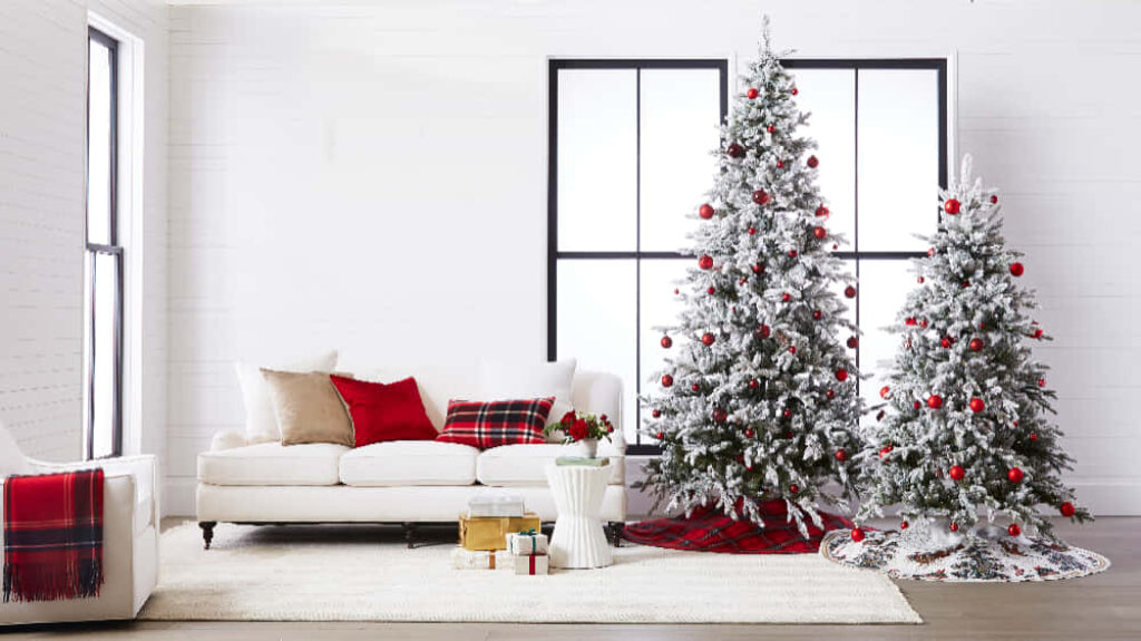 Cozy Minimalist White Room with Festive Christmas Decor Wallpaper