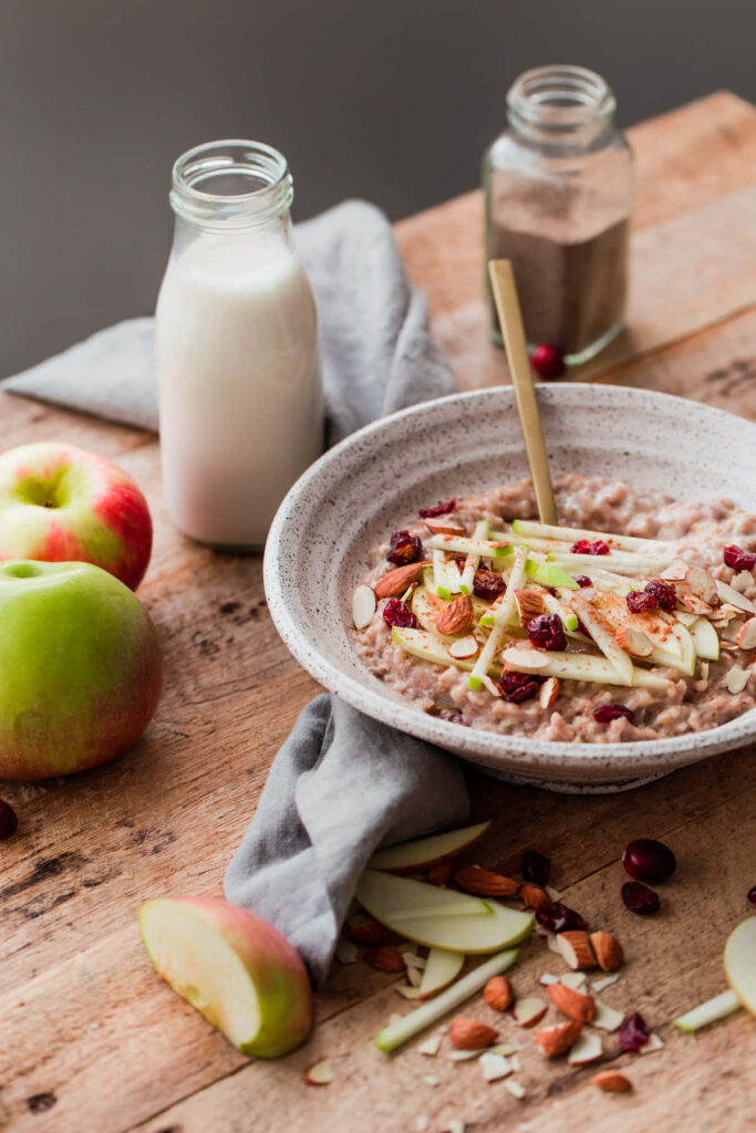 Cozy Winter Breakfast: Oatmeal, Apples & Cinnamon | Rustic Wallpaper