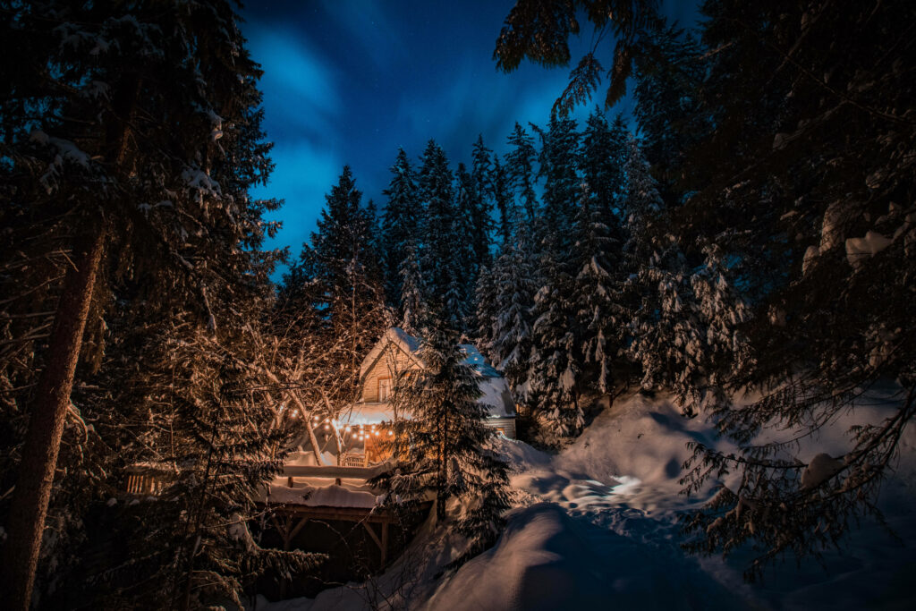 Cozy Winter Retreat: 4K Tablet Wallpaper of Snowy Cabin in Forest