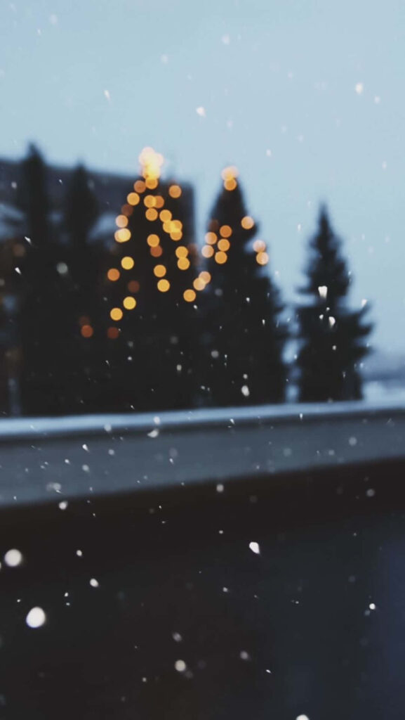 Serene Winter Wallpaper: Cozy Snowflakes & Warmly-Lit Trees