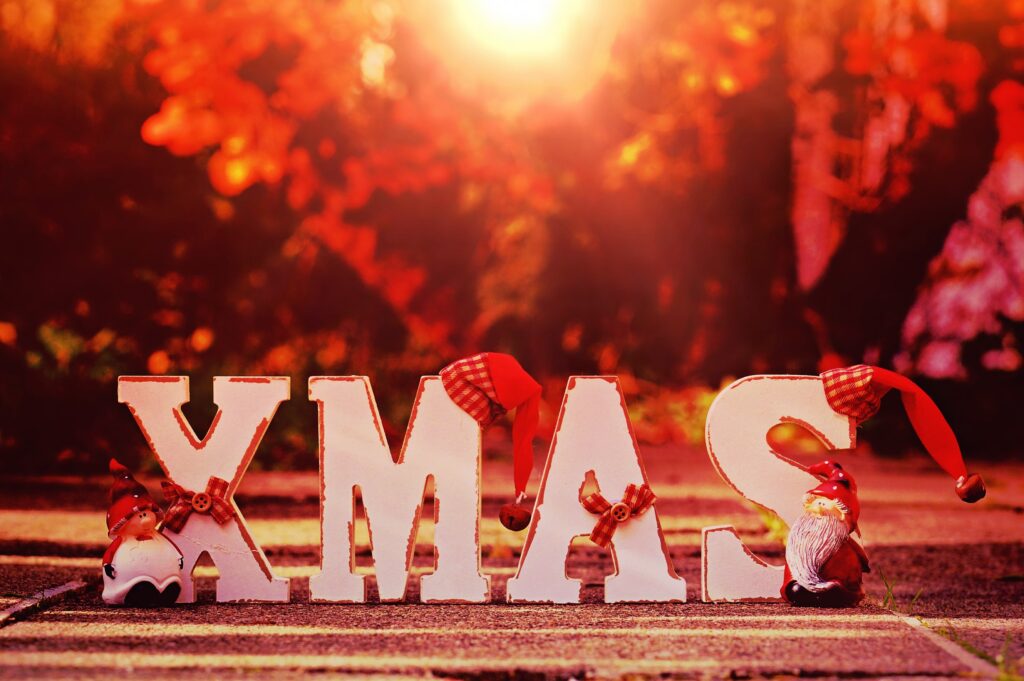 Cozy Festive Wallpaper: XMAS with Santa Hats & Warm Glow