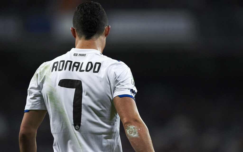CR7's Striking White Jersey: A Captivating Back View of Cristiano Ronaldo's Iconic Number 7 Design Wallpaper