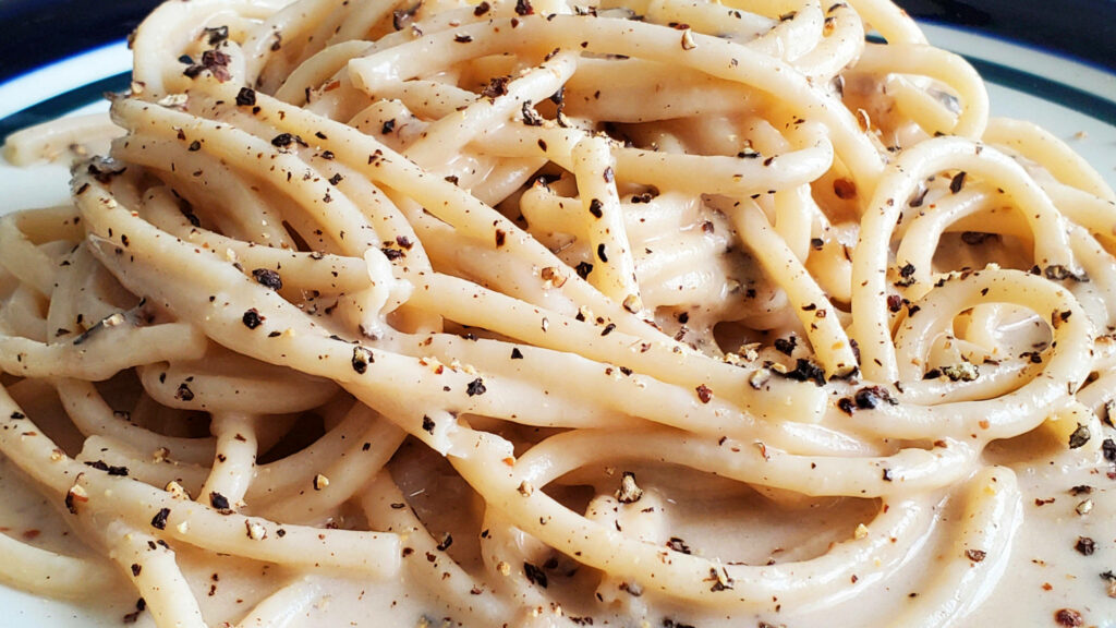 Rich Cacio e Pepe Wallpaper: Creamy Pasta Texture Background