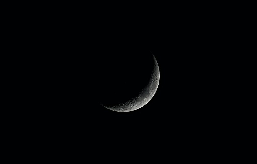 Stunning Crescent Moon Wallpaper: Serene Night Sky Background