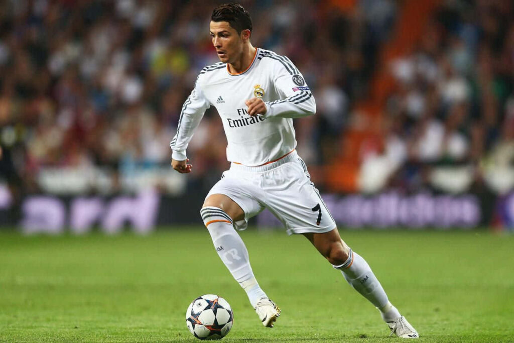 Cristiano Ronaldo Dynamic Wallpaper: Speed & Precision on the Pitch