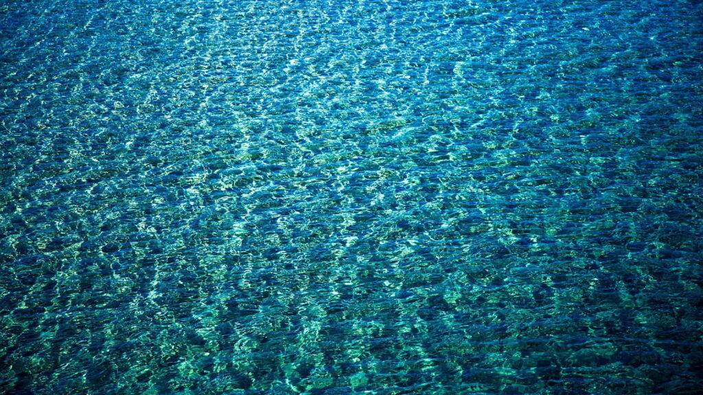Crystal Clear Reflections: HD Wallpaper of Transparent Water Ripples