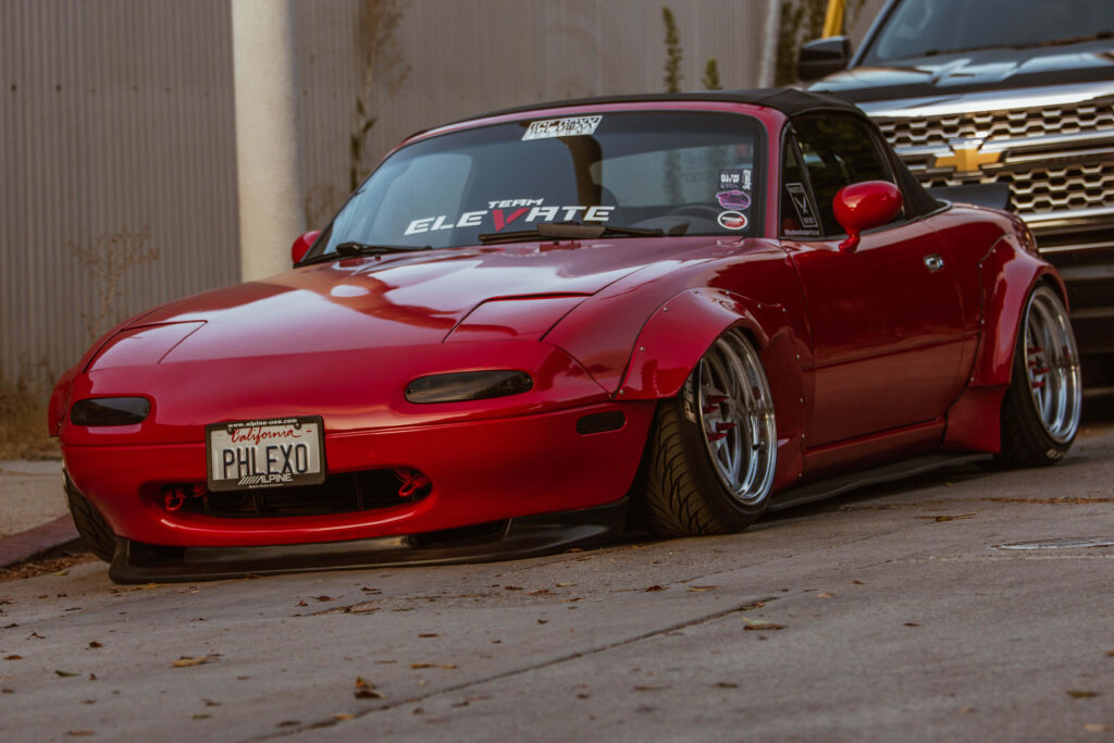 Custom 1995 Mazda MX-5 Miata Wallpaper: Sleek Red Design
