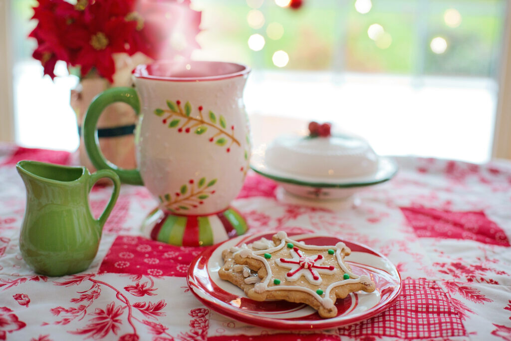 Sweet Winter Delights: Delicate Snowflake Cookies Richly Adorn a Festive Red Table Wallpaper