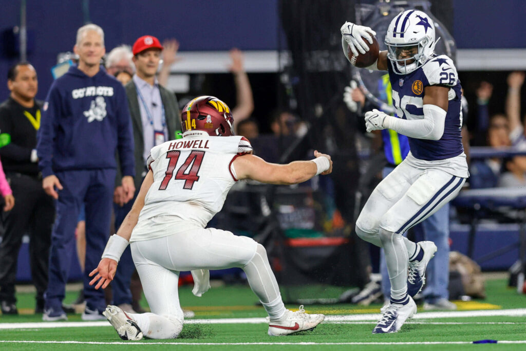 DaRon Bland Dallas Cowboys cornerback evades Washington Commanders QB Sam Howell in intense game action Wallpaper