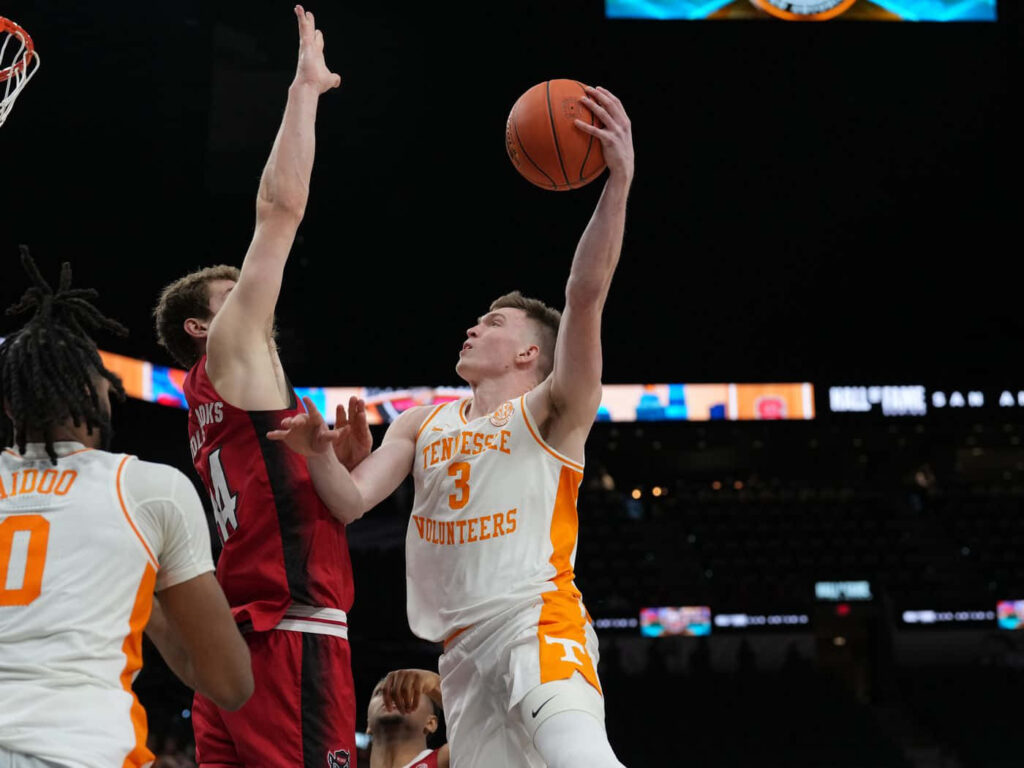 Dalton Knecht leaps for a layup in vibrant Tennessee Volunteers basketball wallpaper action
