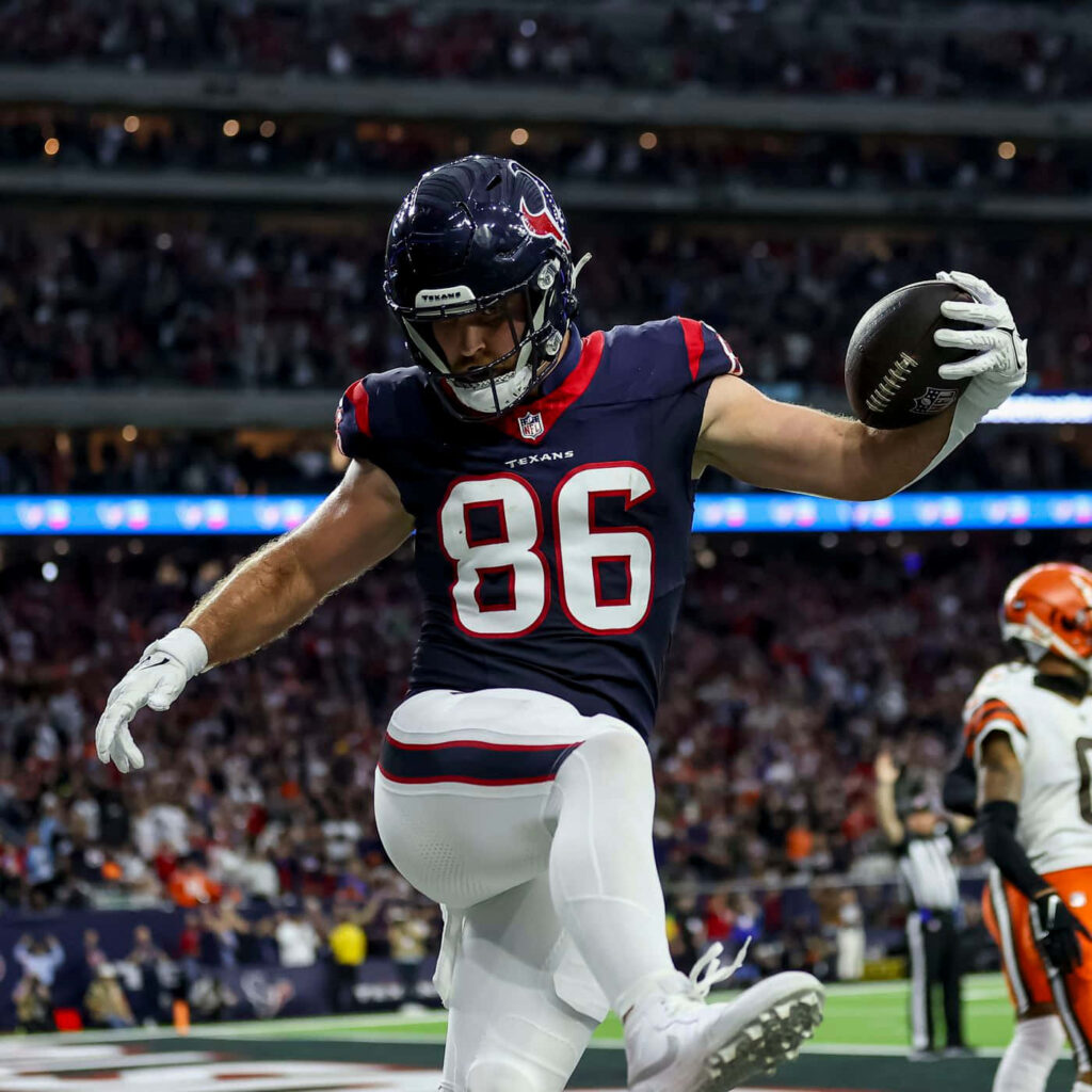 Dalton Schultz Houston Texans number 86 celebrates touchdown catch in packed NFL stadium crowd Wallpaper