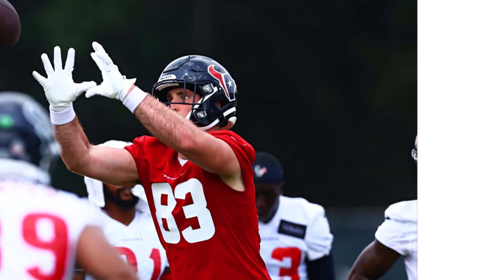 Dalton Schultz Houston Texans jersey 83 focused catching football intense practice session wallpaper