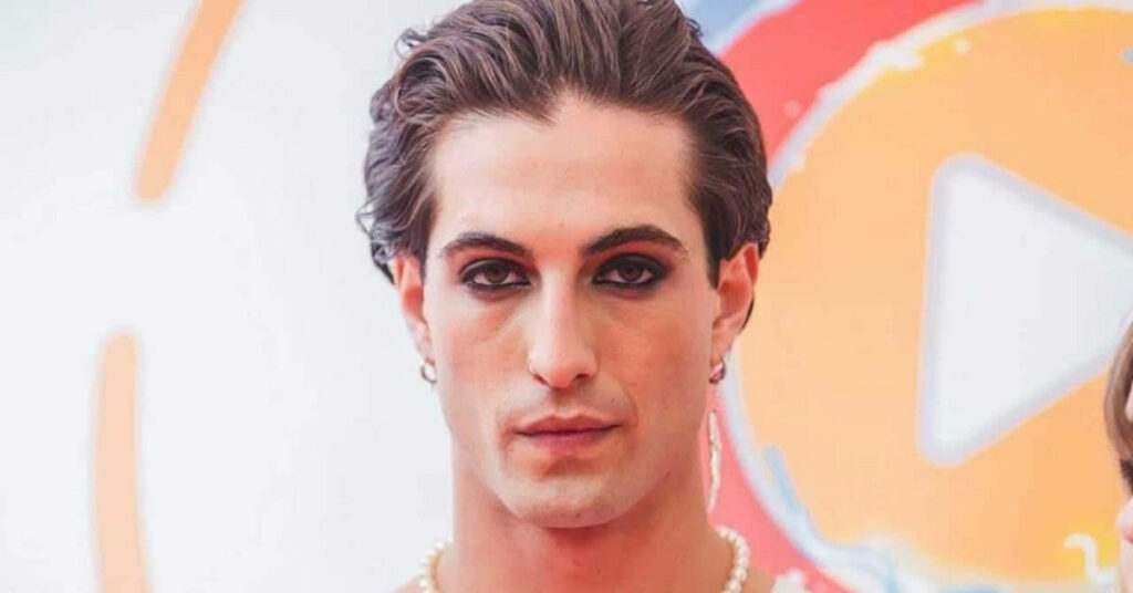 Striking Eyeliner Look: Damiano David's Bold Wallpaper Background