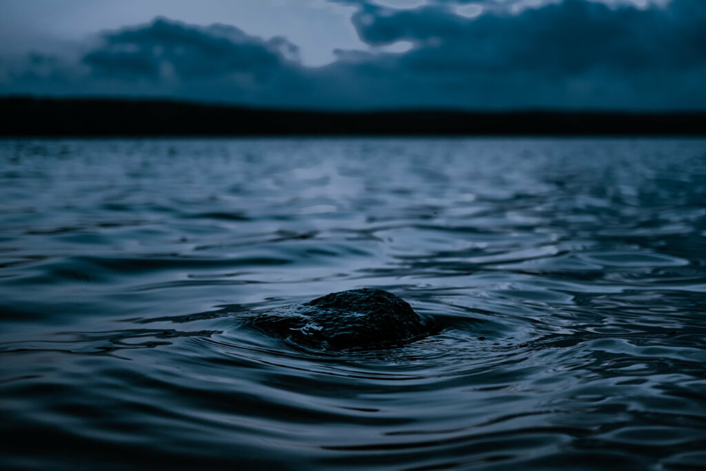 Undulating Depths: A Serene 5K Wallpaper Embracing Dark Waters, Gentle Waves, and Mesmerizing Ripples