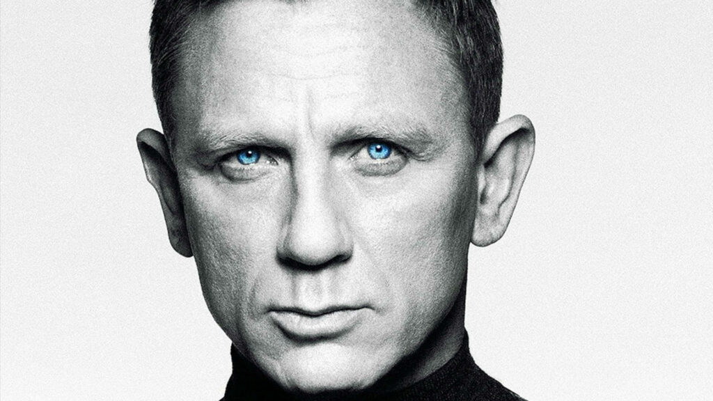 Greyscale close-up of Daniel Craig with intense expression and piercing blue eyes wallpaper background