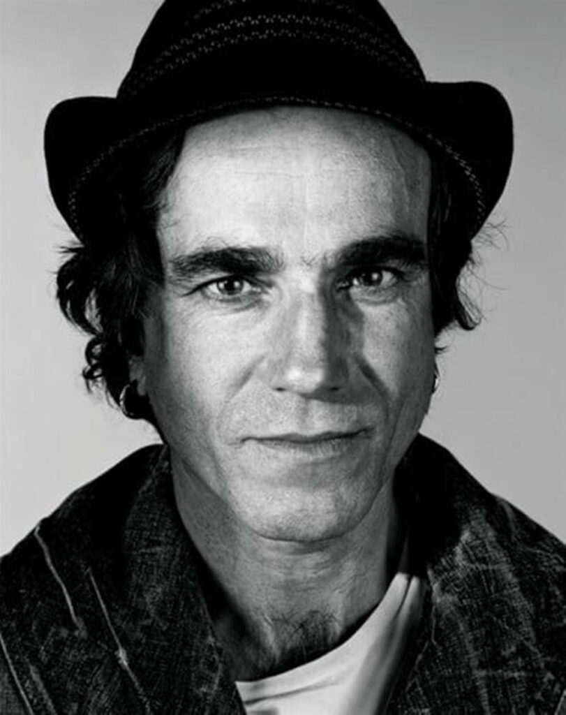 Black and white portrait of Daniel Day Lewis with expressive eyes and timeless classic style wallpaper