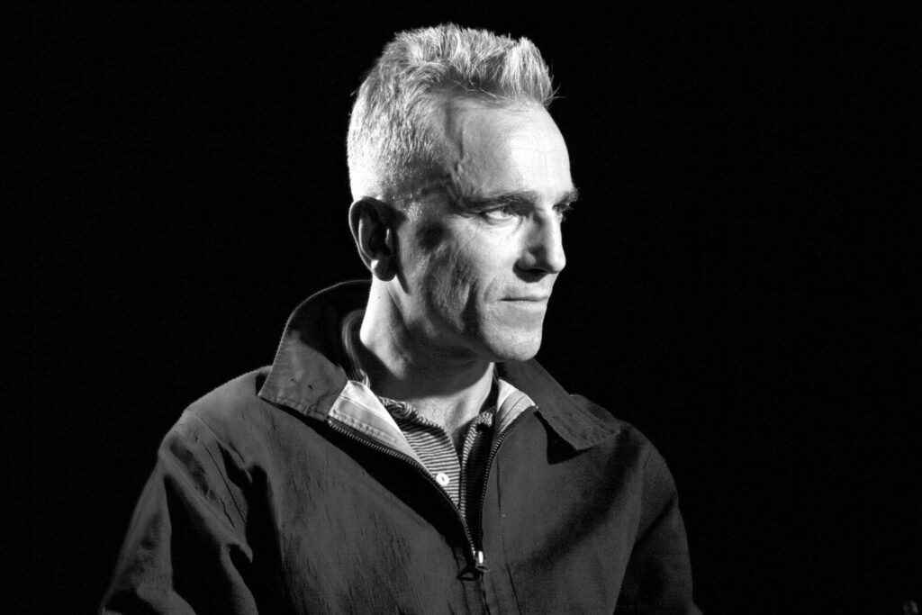 Black and white Daniel Day-Lewis portrait with dramatic lighting and cinematic sharp contrasts wallpaper