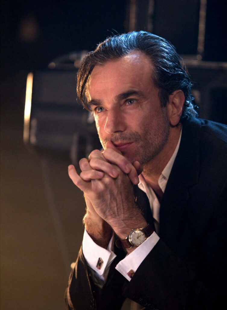 Daniel Day-Lewis as Abraham Lincoln in dramatic pose with soft lighting and classic suit details Wallpaper