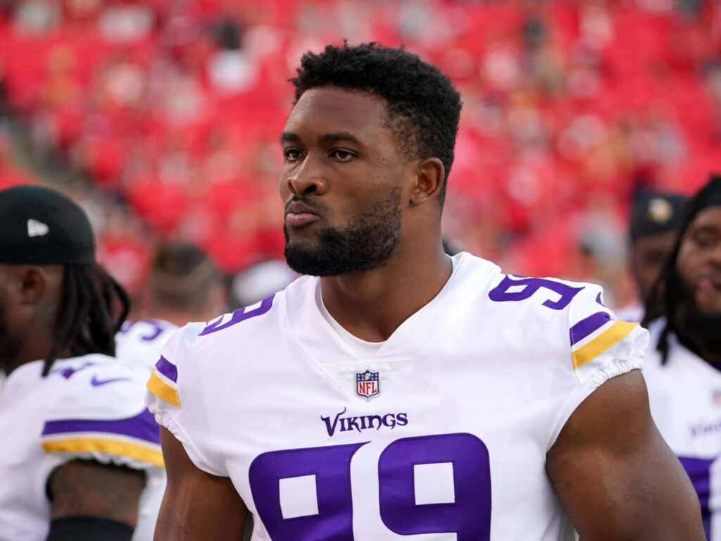 Danielle Hunter Minnesota Vikings number 99 intense focused game day jersey stadium background Wallpaper