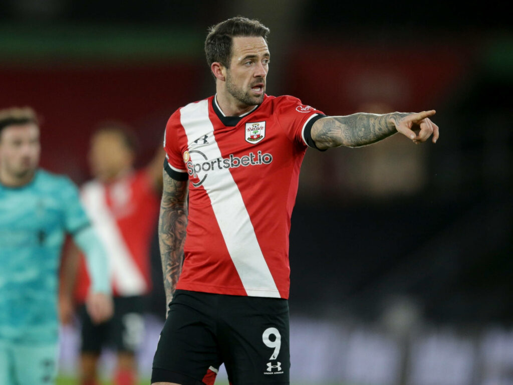 Danny Ings in Southampton kit confidently pointing on pitch showing leadership and determination Wallpaper