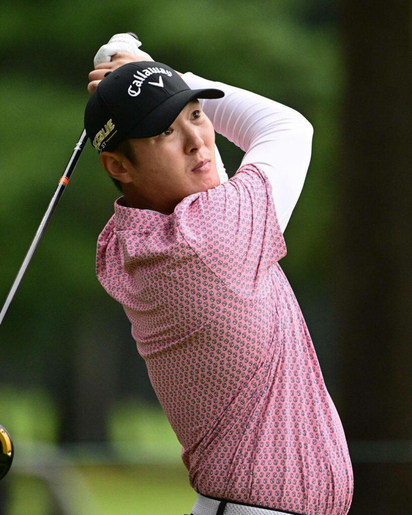 Golfer Danny Lee mid-swing in pink shirt and Callaway cap on lush green golf course wallpaper