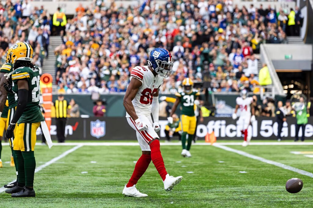 Darius Slayton New York Giants intense action play football field Packers vibrant stadium crowd Wallpaper