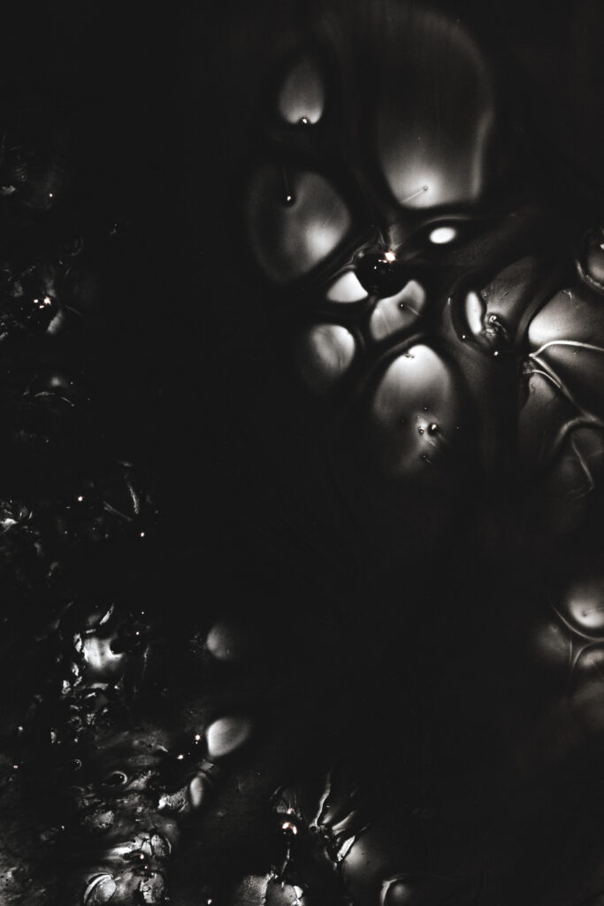 Dark Abstract Wallpaper: Liquid Formations & Illuminated Bubbles