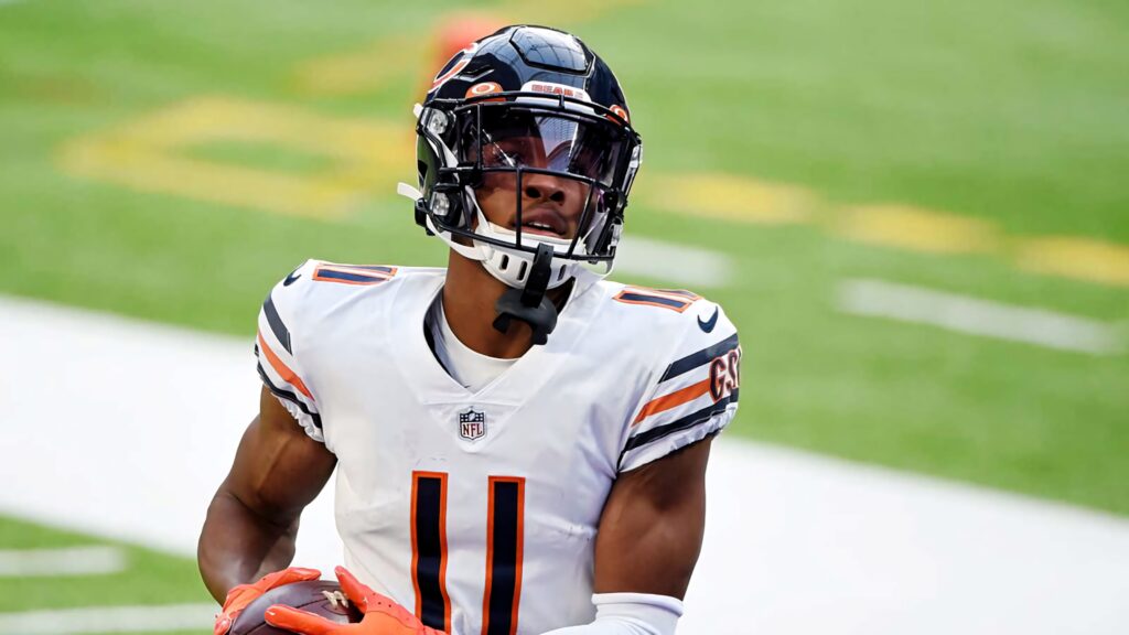 Darnell Mooney in Chicago Bears uniform focused on football field vibrant jersey gloves action Wallpaper