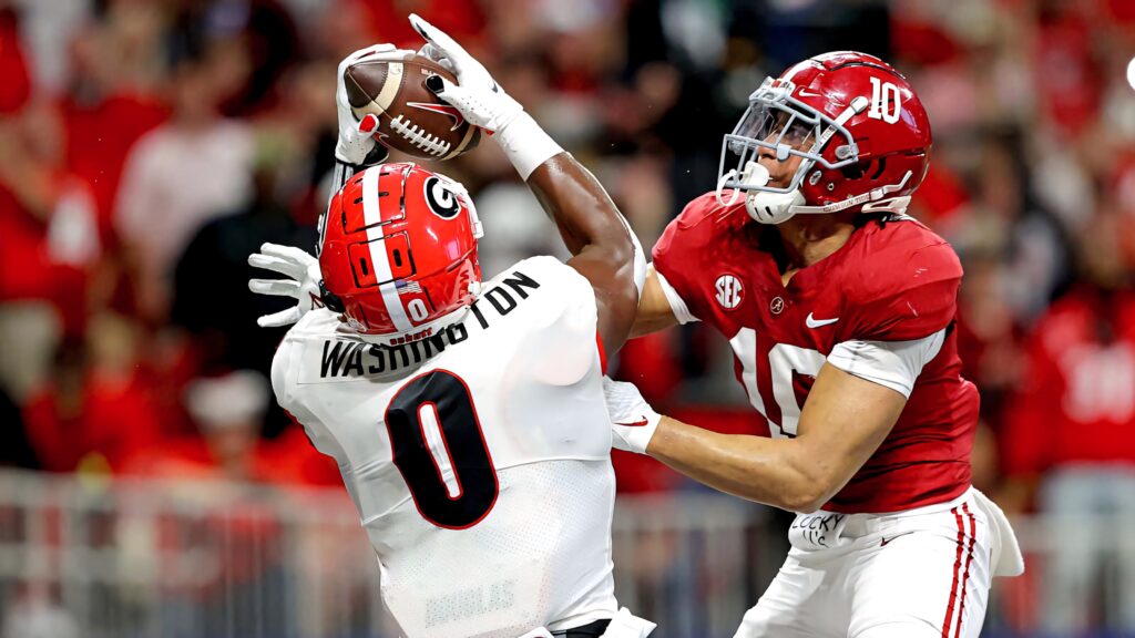 Darnell Washington catching football in red white uniform during intense college game action Wallpaper