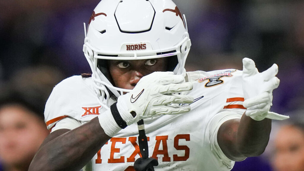 Darnell Washington in Texas Longhorns white uniform reaching to catch ball dynamic football wallpaper