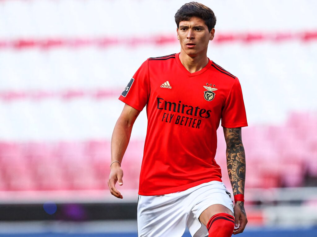 Darwin Núñez in vibrant Benfica red jersey raising knee focused preparing move dynamic wallpaper