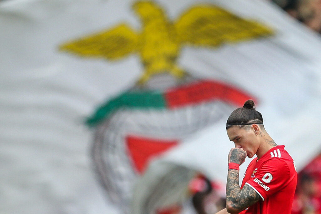 Darwin Núñez reflective portrait with blurred Benfica eagle flag red white gold football wallpaper