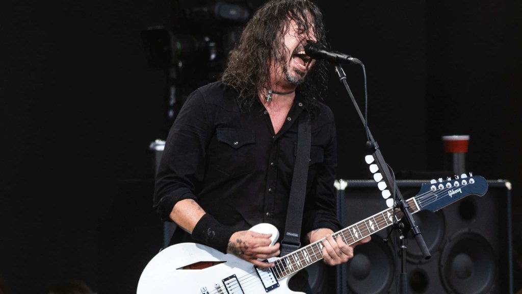 Dave Grohl performing live with white Gibson semi-hollow electric guitar Foo Fighters wallpaper