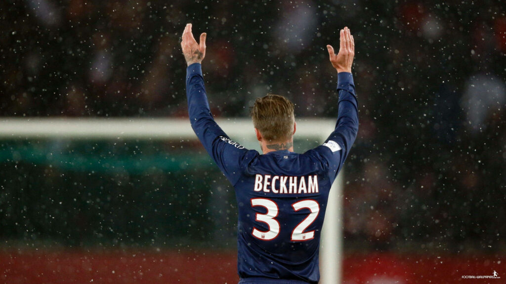 Dynamic Wallpaper of David Beckham in PSG's 32 Jersey During Game