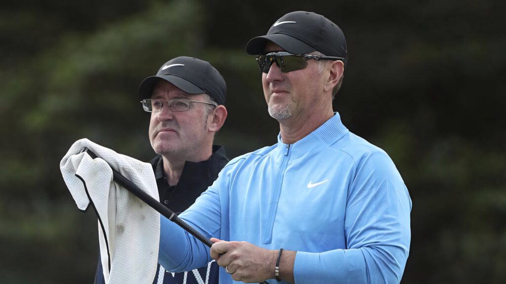 David Duval cleaning golf club on fifth tee at Royal Portrush British Open in Northern Ireland Wallpaper