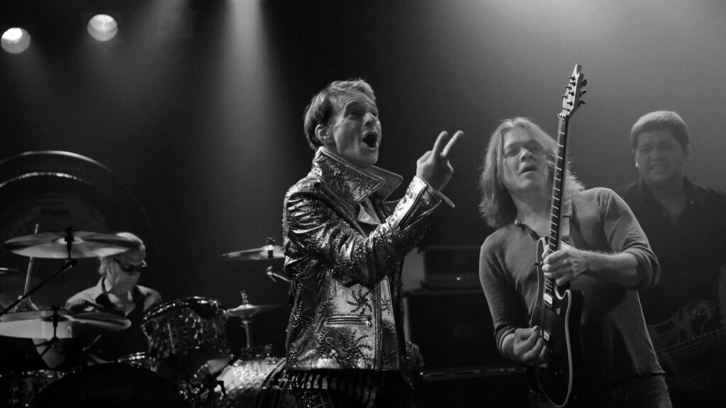 Black and white wallpaper of David Lee Roth and Eddie Van Halen performing live with dramatic lighting