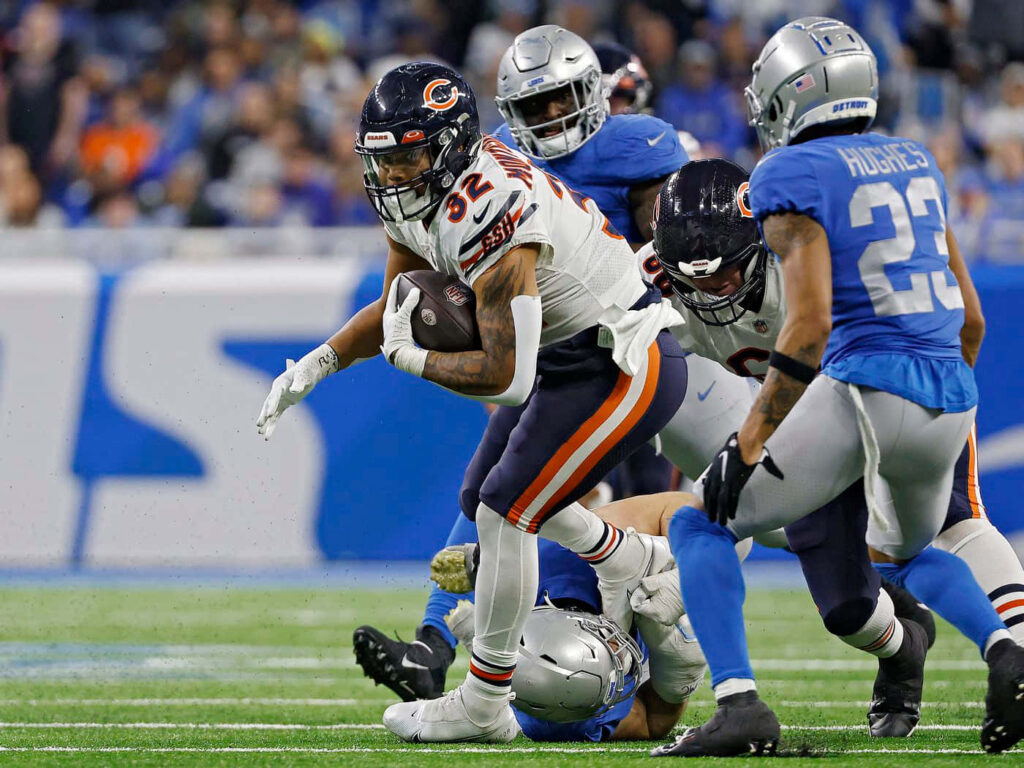 David Montgomery breaks through Detroit Lions defense in Chicago Bears gear NFL action game Wallpaper