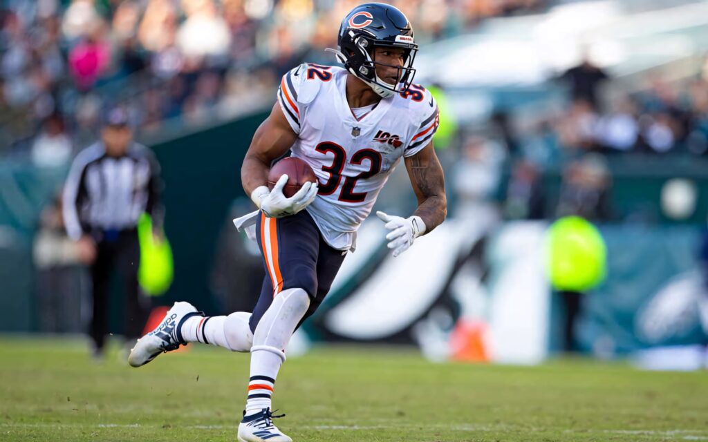 David Montgomery Chicago Bears NFL running back sprinting with football in vibrant stadium background Wallpaper