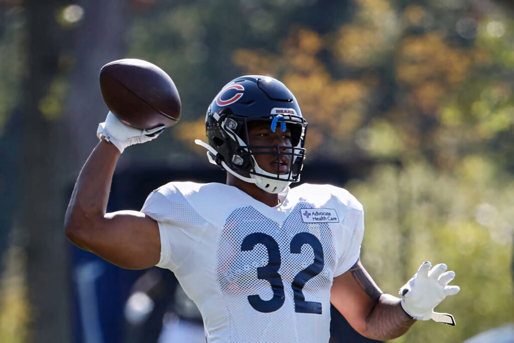 David Montgomery Chicago Bears number 32 running back training outdoors focused intensity Wallpaper