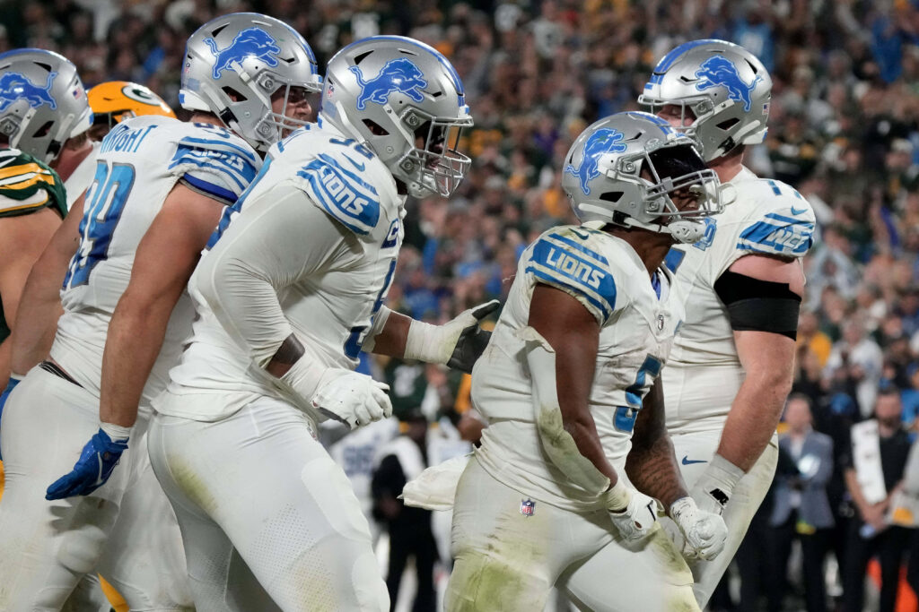 Detroit Lions running back David Montgomery scores a 1-yard touchdown against Packers teammates Wallpaper
