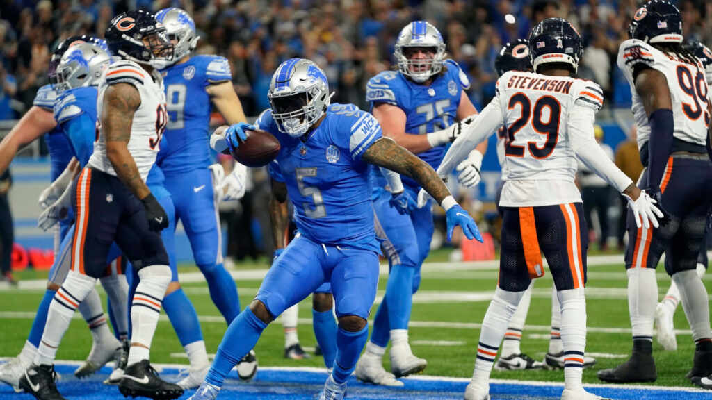 David Montgomery NFL running back powers through defenders Detroit Lions vs Chicago Bears game action Wallpaper