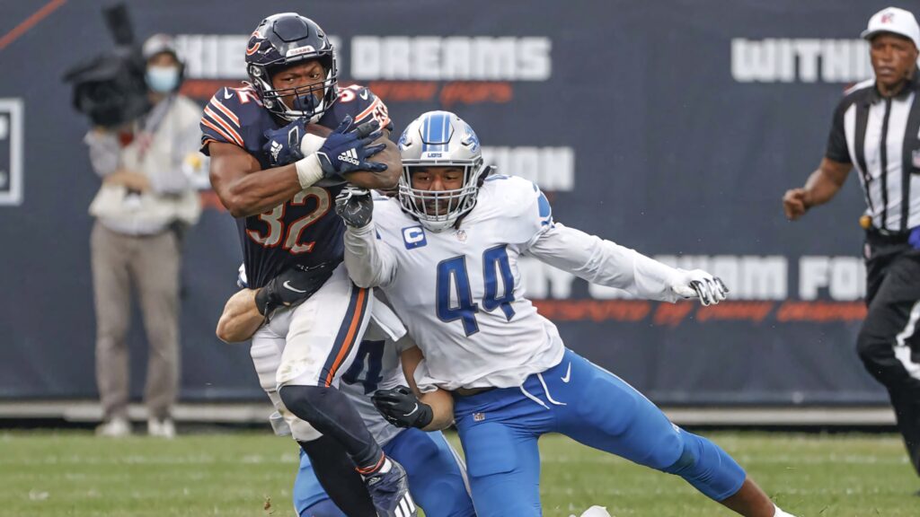 David Montgomery powers through Detroit Lions tackles by Alex Anzalone and Jalen Reeves-Maybin NFL game action Wallpaper