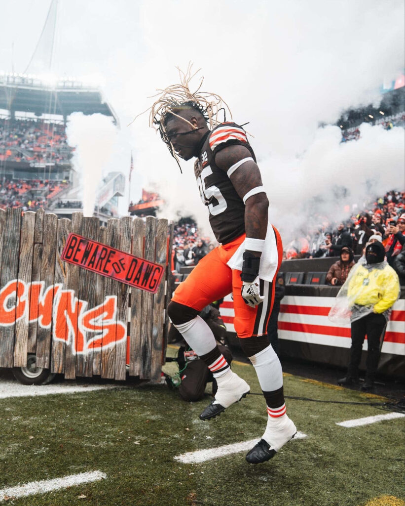 David Njoku Cleveland Browns powerfully enters foggy stadium with vibrant fans intense energy wallpaper