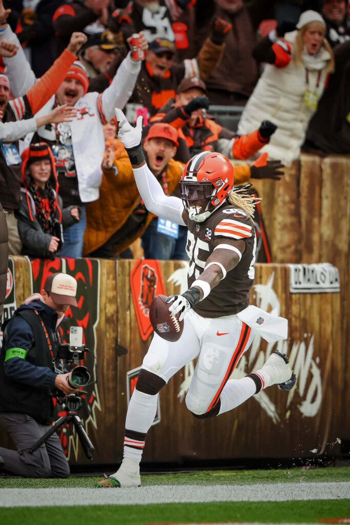 David Njoku celebrates Cleveland Browns touchdown mid-stride with fans cheering in stadium Wallpaper