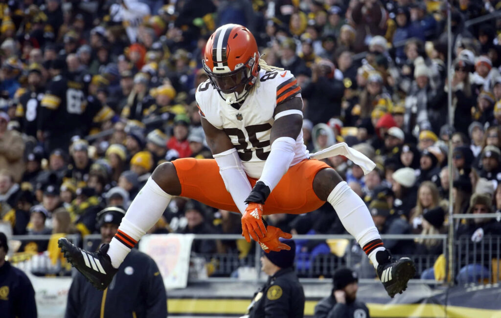 David Njoku leaps in Cleveland Browns uniform midair in dynamic football action stadium wallpaper backgrounds