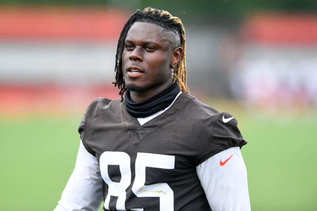 David Njoku in Number 85 jersey training on green field showing athletic build and focus Wallpaper