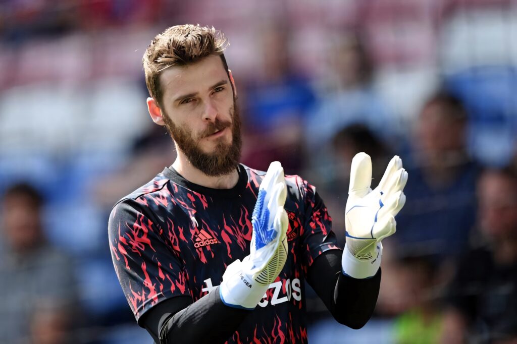David de Gea clapping in black red goalkeeper jersey with white gloves in stadium wallpaper