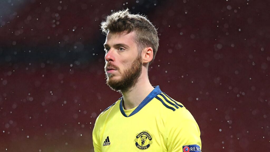 David de Gea focused in bright yellow Manchester United goalkeeper kit with raindrops falling Wallpaper